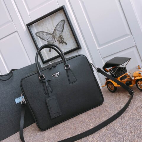 PRADA普拉达进口Saffiano皮革材质男士公文包2VE011
