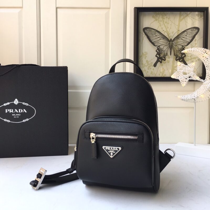 PRADA普拉达进口Saffiano皮革材质男士胸包2VZ031