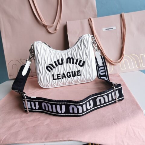 MIUMIU缪缪精致手工logo刺绣配饰系列手袋5BH211