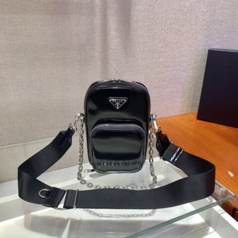 PRADA普拉达亮面皮革男女通用迷你手袋1BH183