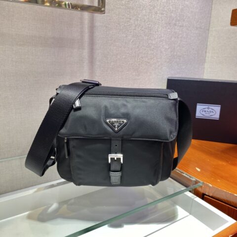 PRADA普拉达进口尼龙材质和Saffiano皮革滚边男士单肩包1BD994