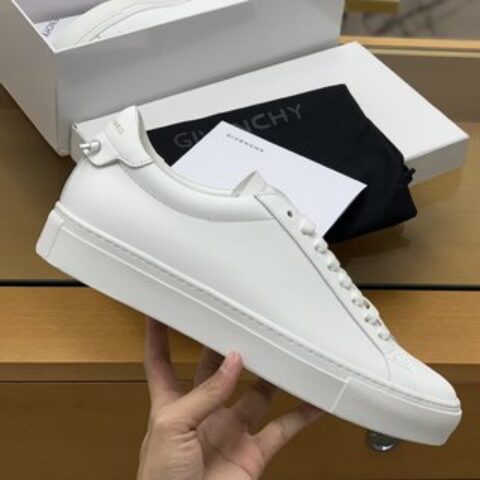 Givenchy/纪梵希   光白色皮革材质，黑皮皮革镶饰Urban Street运动鞋