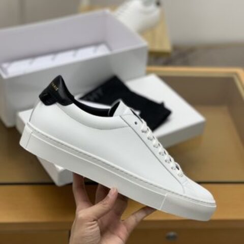 Givenchy/纪梵希   光白色皮革材质，黑皮皮革镶饰Urban Street运动鞋