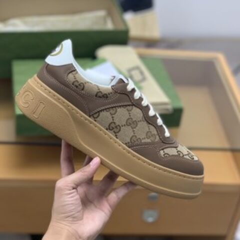 GUCCI古驰 采用牛皮材质GG印花帆布情侣款运动鞋
