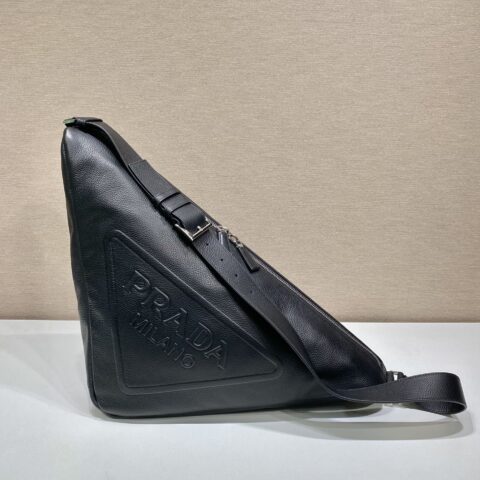 PRADA普拉达三角形皮革斜挎包2VY007