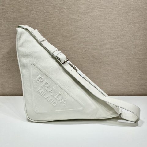 PRADA普拉达三角形皮革斜挎包2VY007