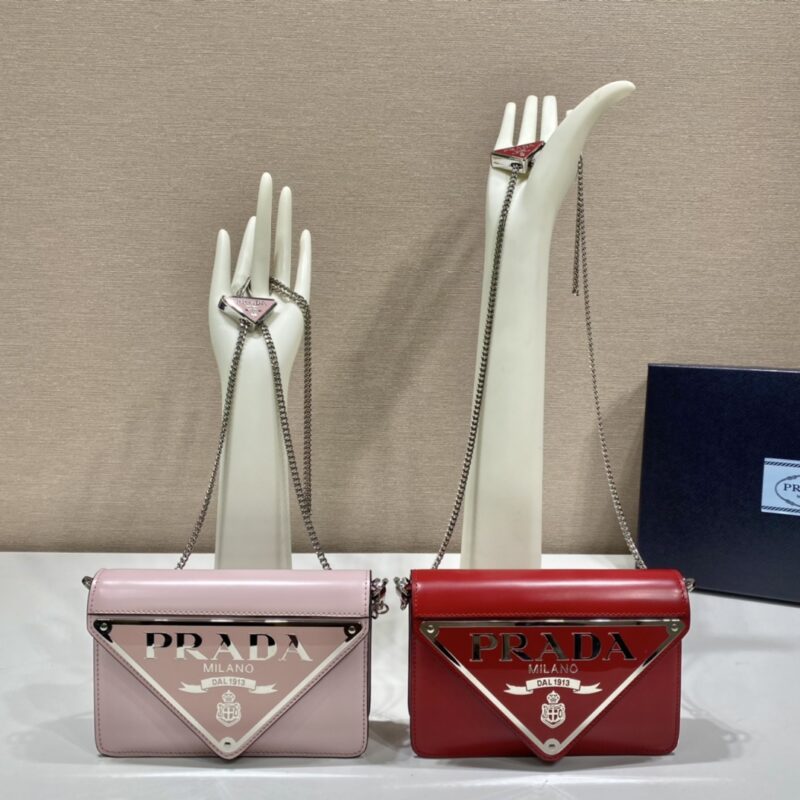 PRADA普拉达2021新款大三角形徽标翻盖包1BH189