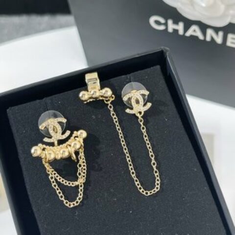 新款☑️CHANEL香奈儿双c不对称耳钉耳夹
