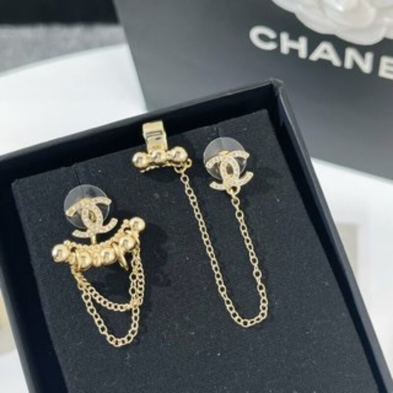 新款☑️CHANEL香奈儿双c不对称耳钉耳夹