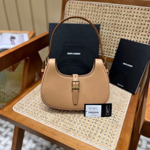 Saint laurent Ysl 𝗟𝗲 𝗙𝗲𝗿𝗺𝗼𝗶𝗿 马鞍腋下包 672615杏色