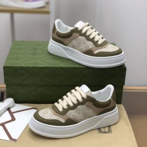 GUCCI古驰   采用牛皮材质GG印花帆布情侣款运动鞋