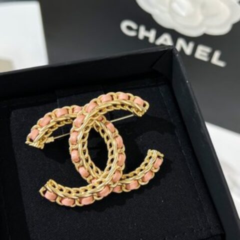 新款☑️CHANEL香奈儿双c粉皮绳胸针