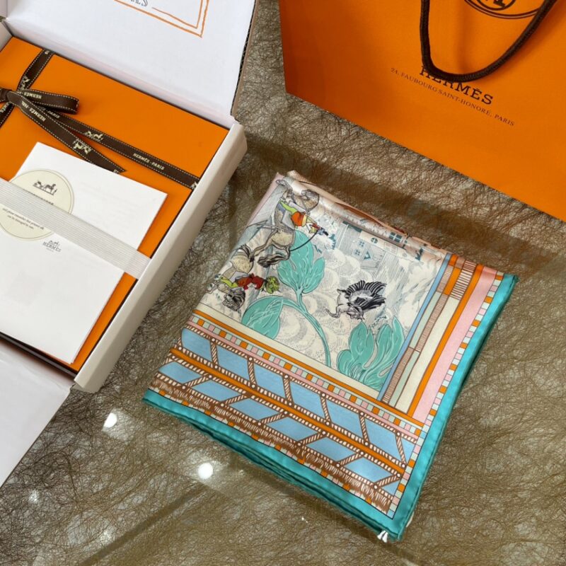 Hermes爱马仕“回转步与蛇形前进”双面丝巾