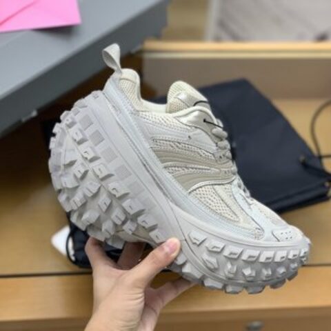 BALENCIAGA巴黎世家   皮革且以尼龙和网布材质巴黎情侣款鞋