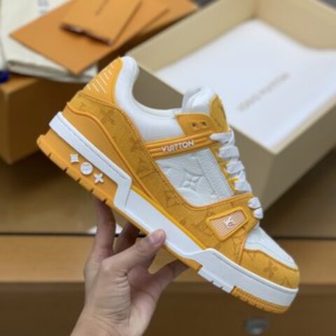 LV/路易威登    采用黄色牛仔布拼接白色牛皮制成男士运动跑鞋
