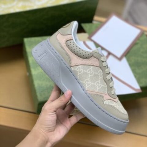 GUCCI古驰   采用牛皮材质，以GG印花帆布情侣款运动鞋
