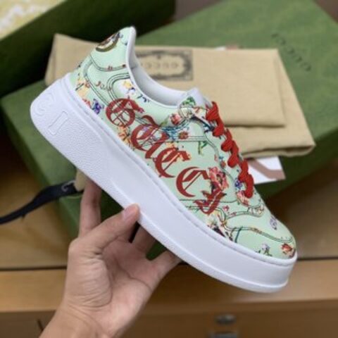 GUCCI古驰   采用牛皮材质，以GG印花帆布情侣款运动鞋