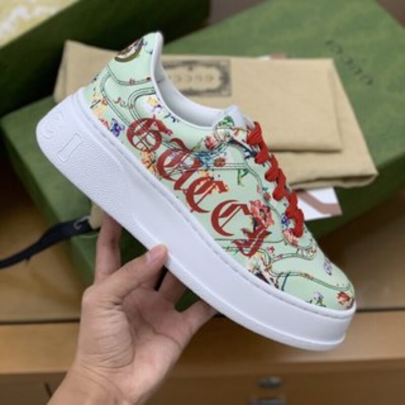 GUCCI古驰   采用牛皮材质，以GG印花帆布情侣款运动鞋