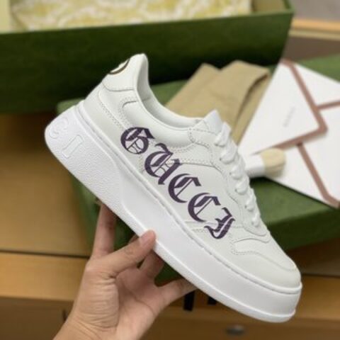GUCCI古驰   采用牛皮材质，以GG印花皮革情侣款运动鞋