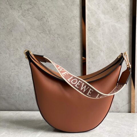 LOEWE罗意威 Luna 半月包 0676焦糖色