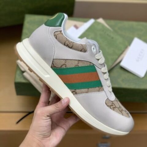 GUCCI古驰   采用牛皮，以红绿织带男士运动跑鞋
