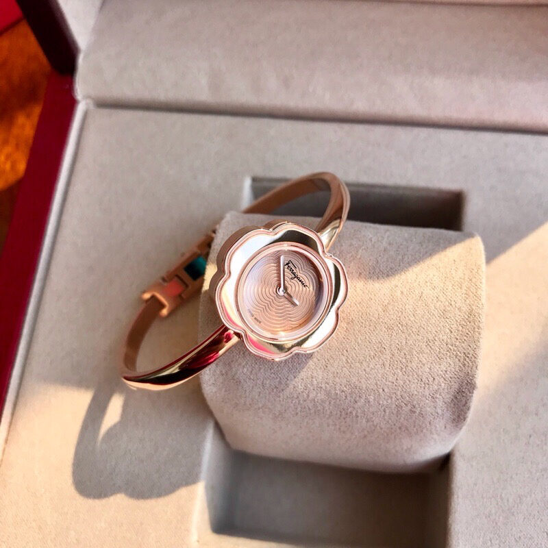 🎉🎉新款专柜同步上新！菲拉格慕（Ferragamo） Salvatore 女士手表花朵造型26mm蓝宝石玻璃瑞士石英机芯