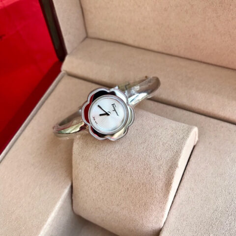 🎉🎉新款专柜同步上新！菲拉格慕（Ferragamo） Salvatore 女士手表花朵造型26mm蓝宝石玻璃瑞士石英机芯