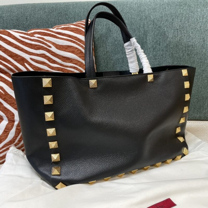 Valentino华伦天奴超大铆钉牛皮革托特包0066