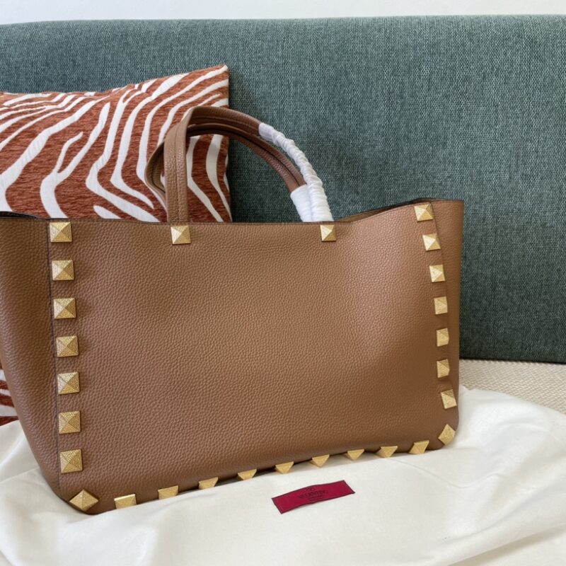 Valentino华伦天奴超大铆钉牛皮革托特包0066