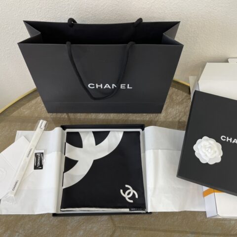 CHANEL香奈儿经典色黑白格大C100%真丝围巾