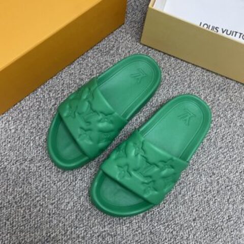 LV路易威登   采用经典的monogram 印花男士凉鞋
