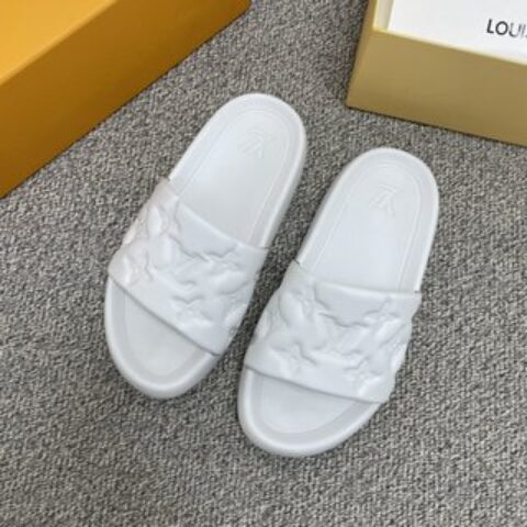 LV路易威登   采用经典的monogram 印花男士凉鞋
