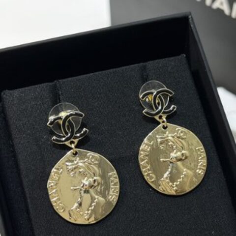 新款☑️CHANEL香奈儿双c 金色人像耳钉耳环