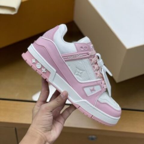 LV/路易威登    采用压印荔面小牛皮制成女款运动跑鞋