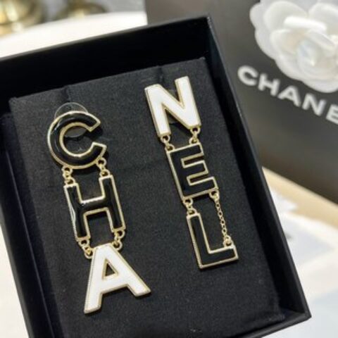 新款☑️CHANEL香奈儿不对称字母耳钉耳环