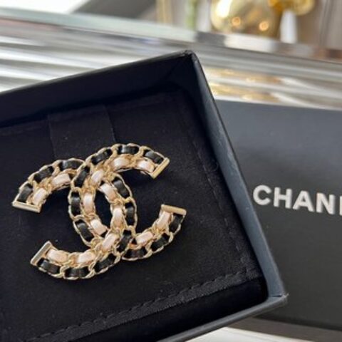 新款☑️CHANEL香奈儿双c黑白皮绳胸针