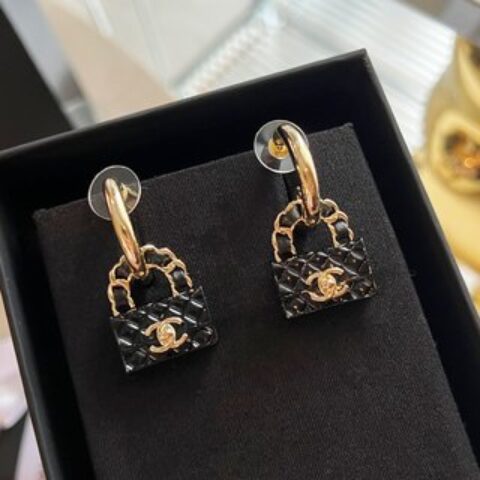 新款☑️CHANEL香奈儿双c包包👜耳钉耳环