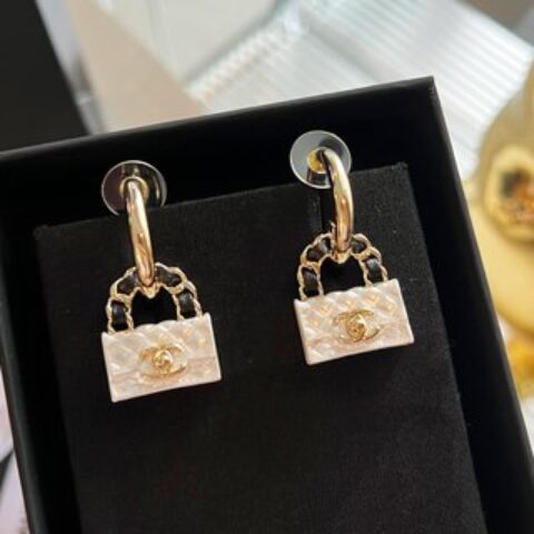 新款☑️CHANEL香奈儿双c包包👜耳钉耳环