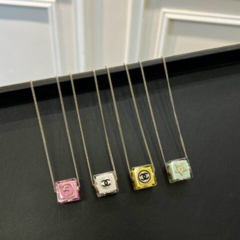 新款☑️CHANEL香奈儿骰子🎲亚克力项链