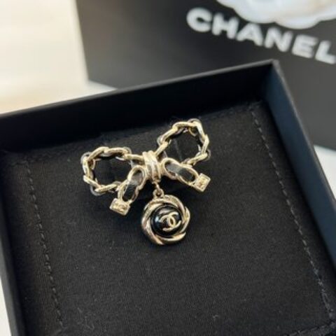 新款☑️CHANEL香奈儿双c 黑皮绳蝴蝶结胸针