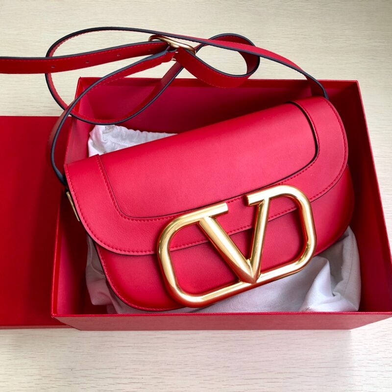 Valentino华伦天奴金属超大LOGO小牛皮斜挎包1011L