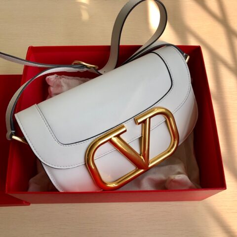 Valentino华伦天奴金属超大LOGO小牛皮斜挎包1011L