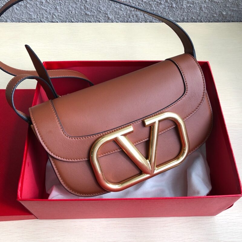 Valentino华伦天奴金属超大LOGO小牛皮斜挎包1011L