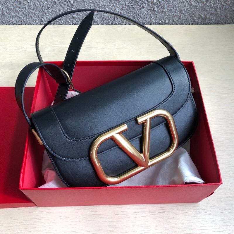 Valentino华伦天奴金属超大LOGO小牛皮斜挎包1011L