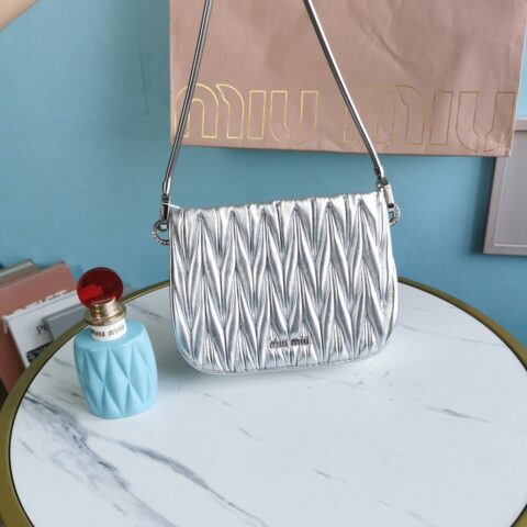 miumiu缪缪顶级进口小羊皮最新腋下包5BA200