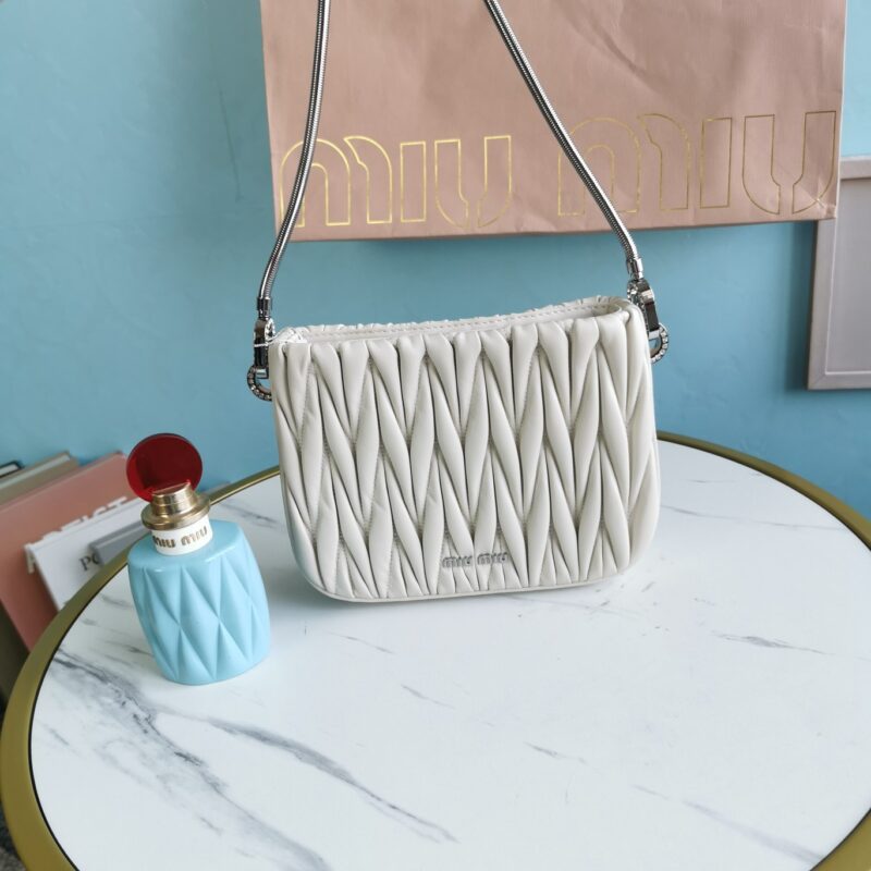 miumiu缪缪顶级进口小羊皮最新腋下包5BA200