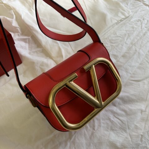 Valentino华伦天奴金属超大LOGO小牛皮斜挎包1011s