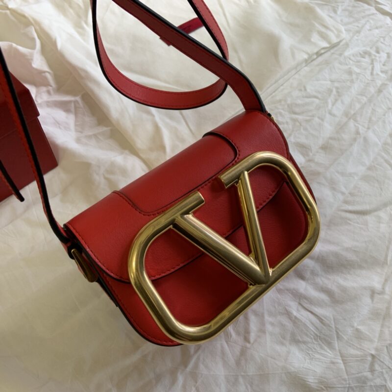 Valentino华伦天奴金属超大LOGO小牛皮斜挎包1011s