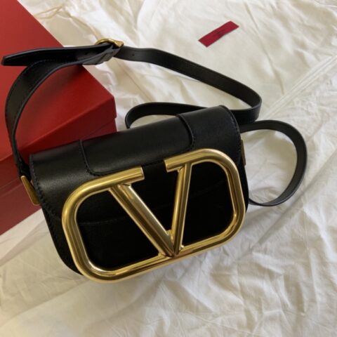 Valentino华伦天奴金属超大LOGO小牛皮斜挎包1011s