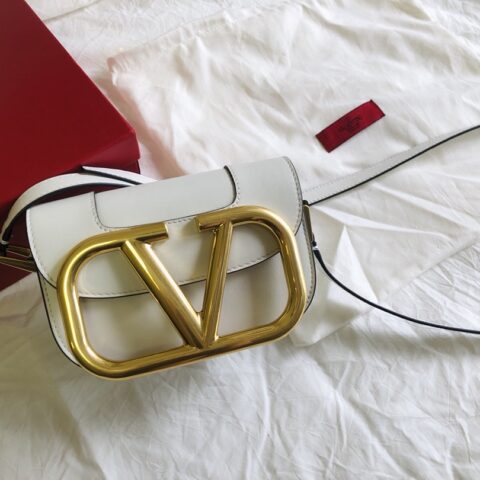 Valentino华伦天奴金属超大LOGO小牛皮斜挎包1011s